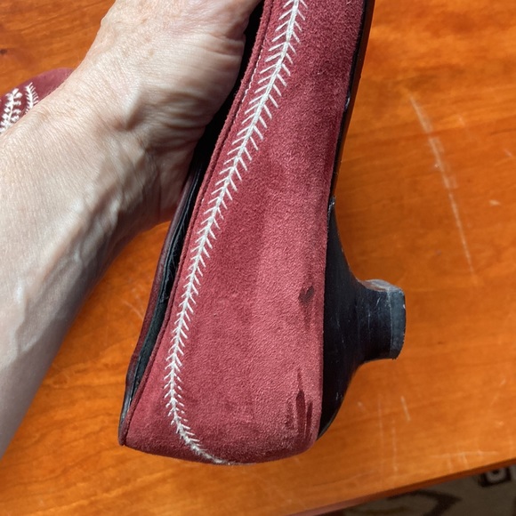 Jessica Bennet kitten heel pumps; size 9. Burgundy suede with cream embroidery. - Picture 8 of 8